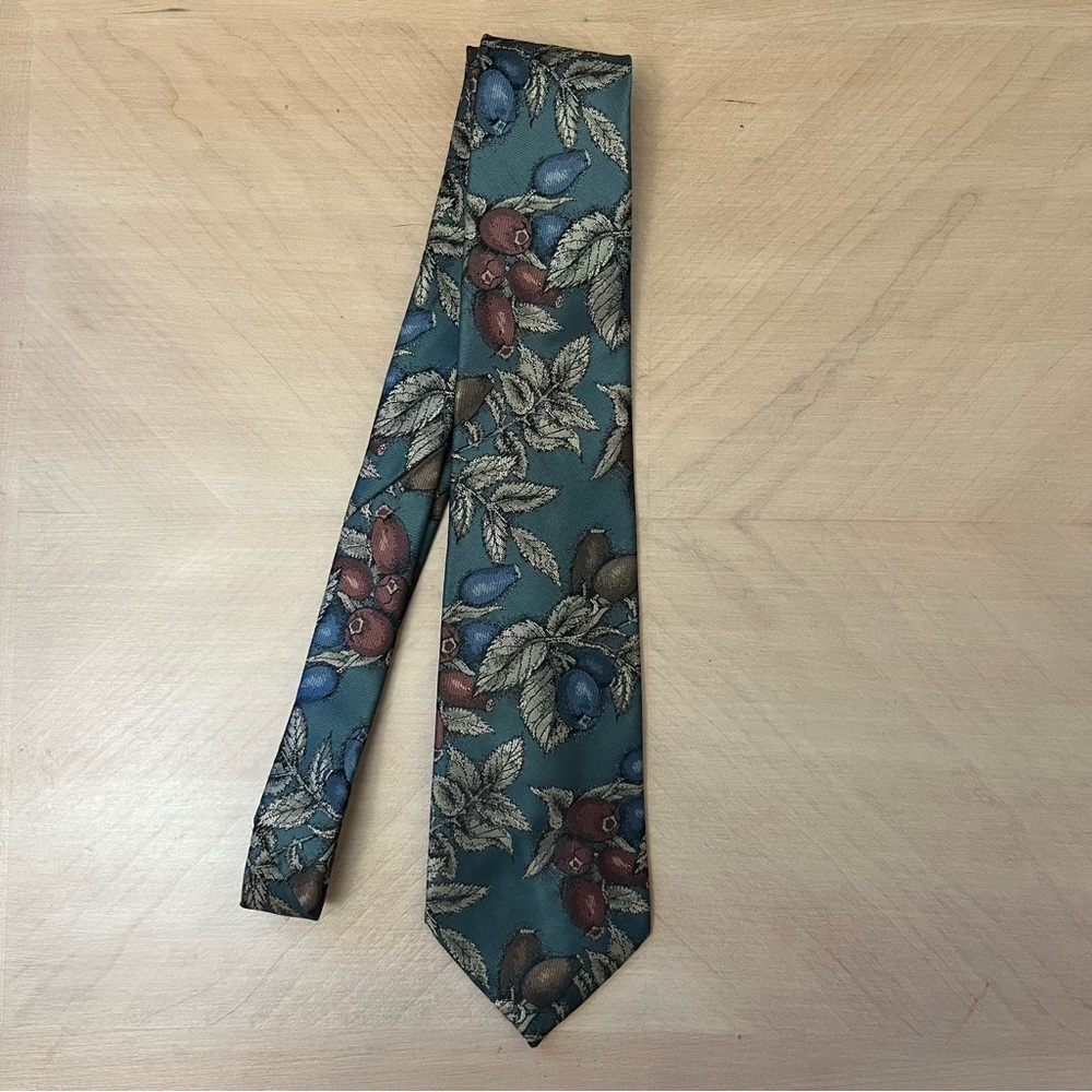 Oscar de la Renta Rose Hip Design Botanical Tie